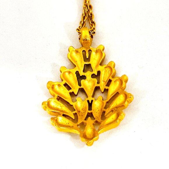 Vintage Trifari Large Gold Tone Pendant and Long Trifari Rope Chain - Picture 7 of 10